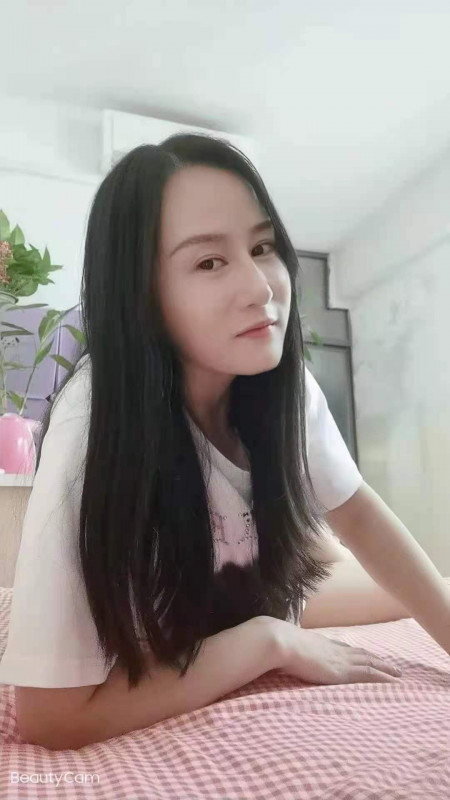 身材颜值都还不错的妹子